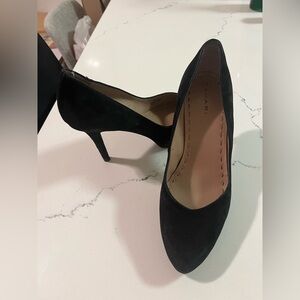 Tahari velvet size 7 black heels